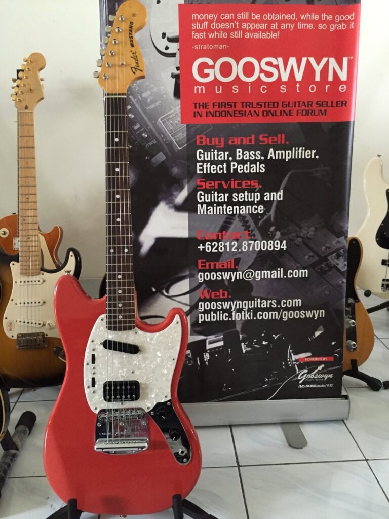 ** Sold !! ** Rare !! 2011 Fender Japan Kcmg Kurt Cobain Mustang