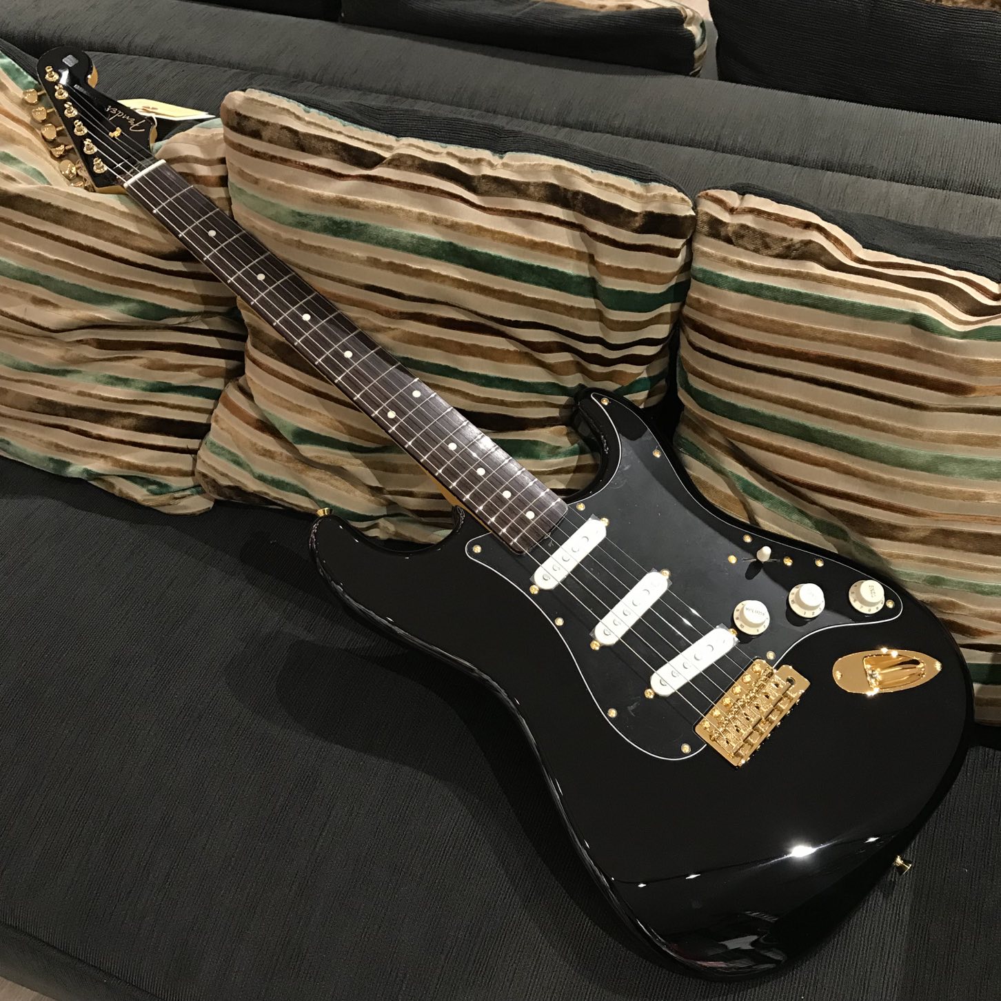 Blackout stratocaster deals