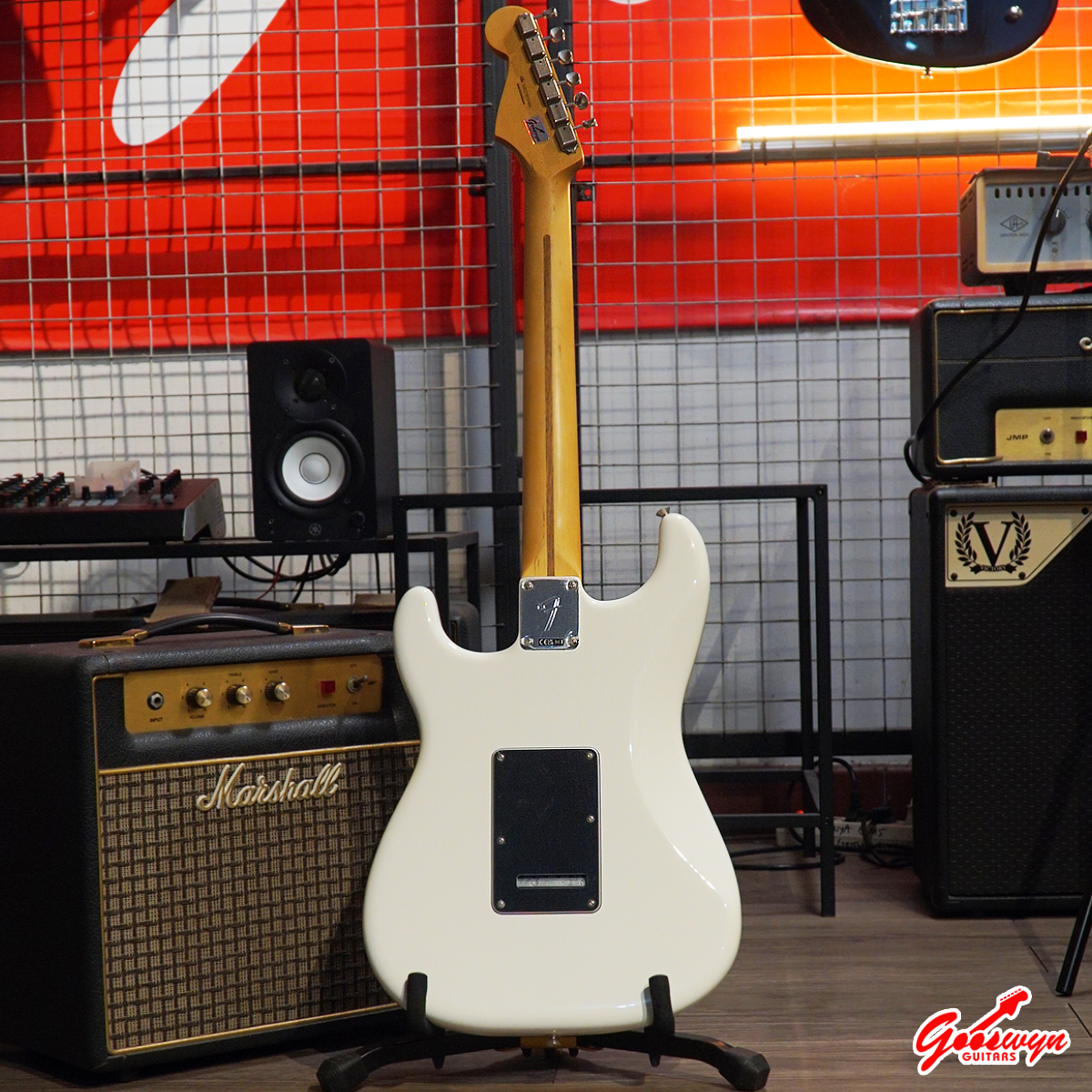 USED 2025 Fender Player II Stratocaster Polar White – Maple Fingerboard 130726 4A